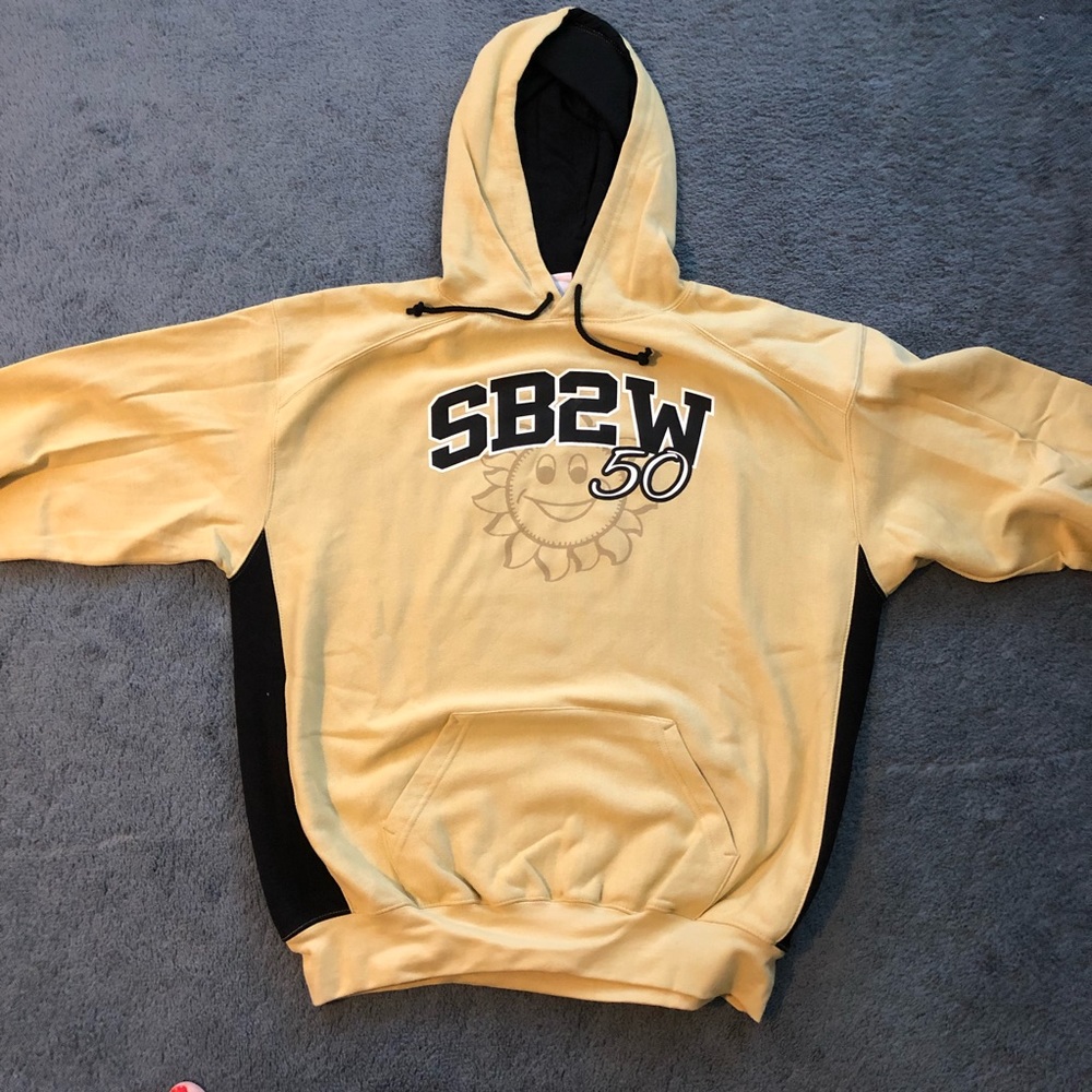 NWOT.Gold hoodie sweatshirt with black panels XL.